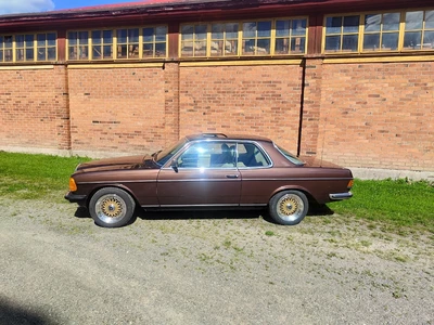 Mercedes-Benz 123 C123 1980, kuva 2/11