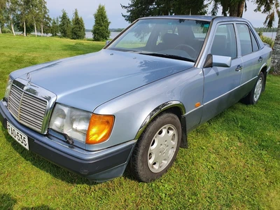 Mercedes-Benz E 1990, photo 6/27