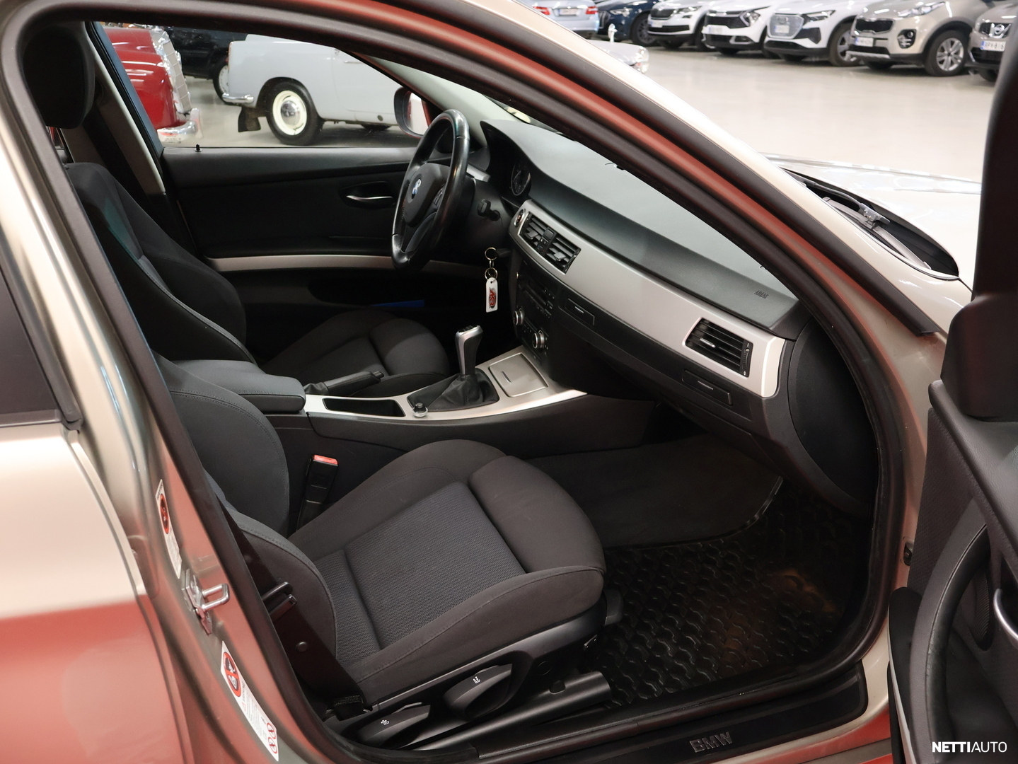 BMW 318 2010, photo 7/19
