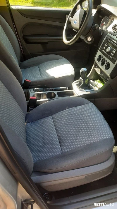 Ford Focus Trend sedan 1.6 100 hv 2005, kuva 2/16
