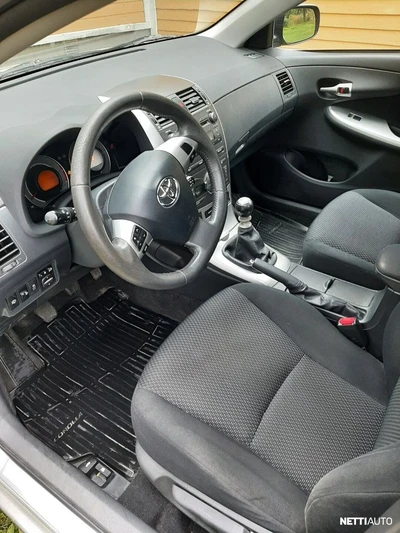 Toyota Corolla 2011, photo 1/3