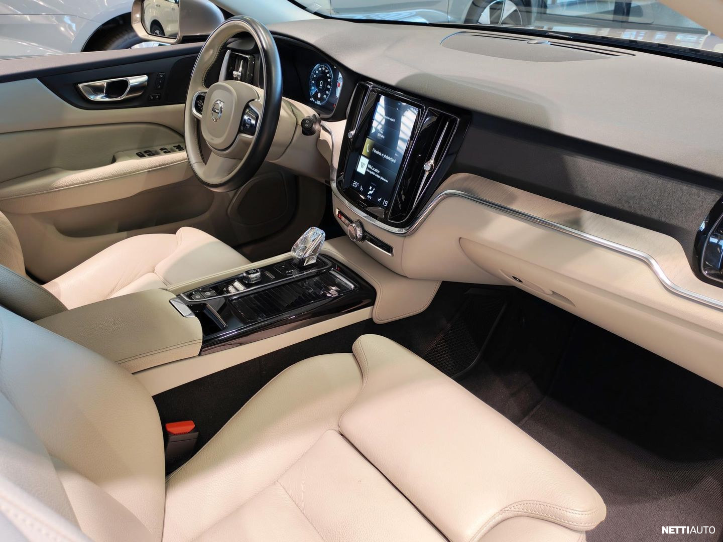 Volvo V60 2020, photo 7/18