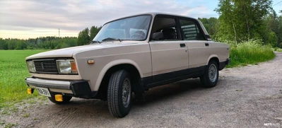 Lada 2105 1995, kuva 2/9
