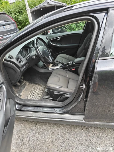 Volvo V40 Cross Country D2 Momentum 2015, photo 4/7