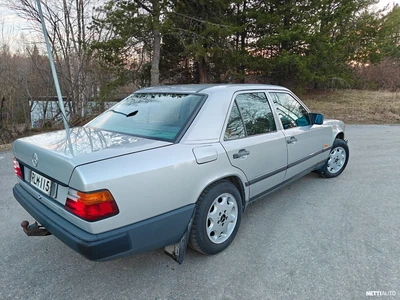 Mercedes-Benz 230 1985, photo 4/12